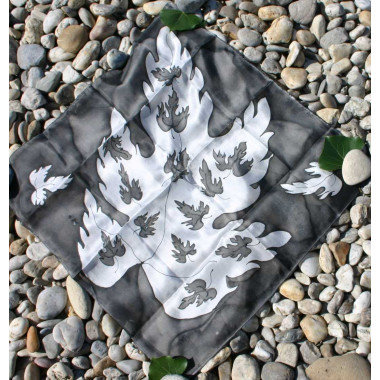 Bielo-čierny list šatka hodvábna 55x55 cm
